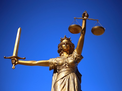 В Омской области осудили экс-главу Новоильинского поселения, незаконно начислившего себе 111 тысяч рублей 