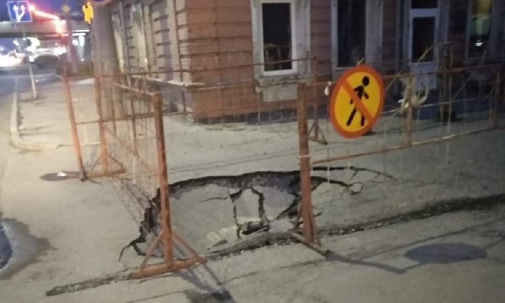 В мэрии Омска рассказали, когда яма возле библиотеки им. Пушкина будет заделана 