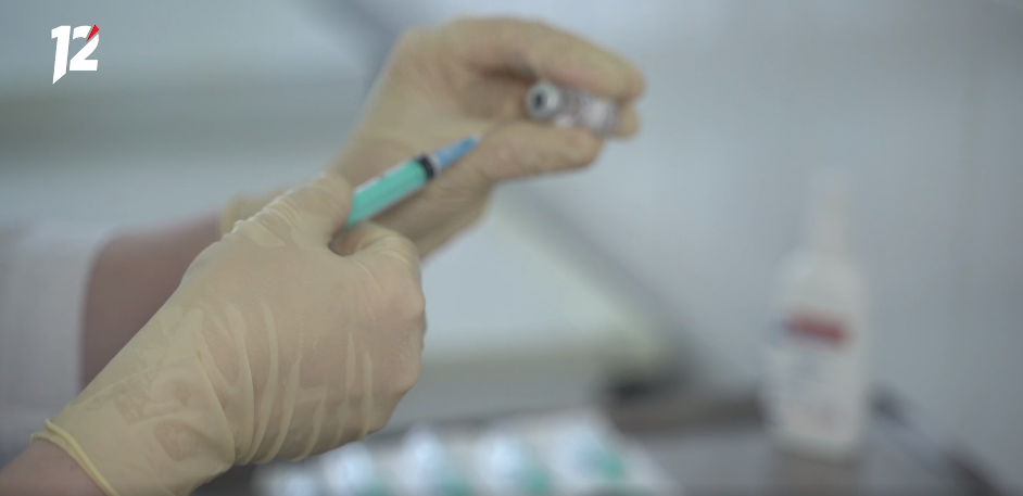 На омских работодателей завели уже 75 административных дел за нарушение требований о вакцинации сотрудников