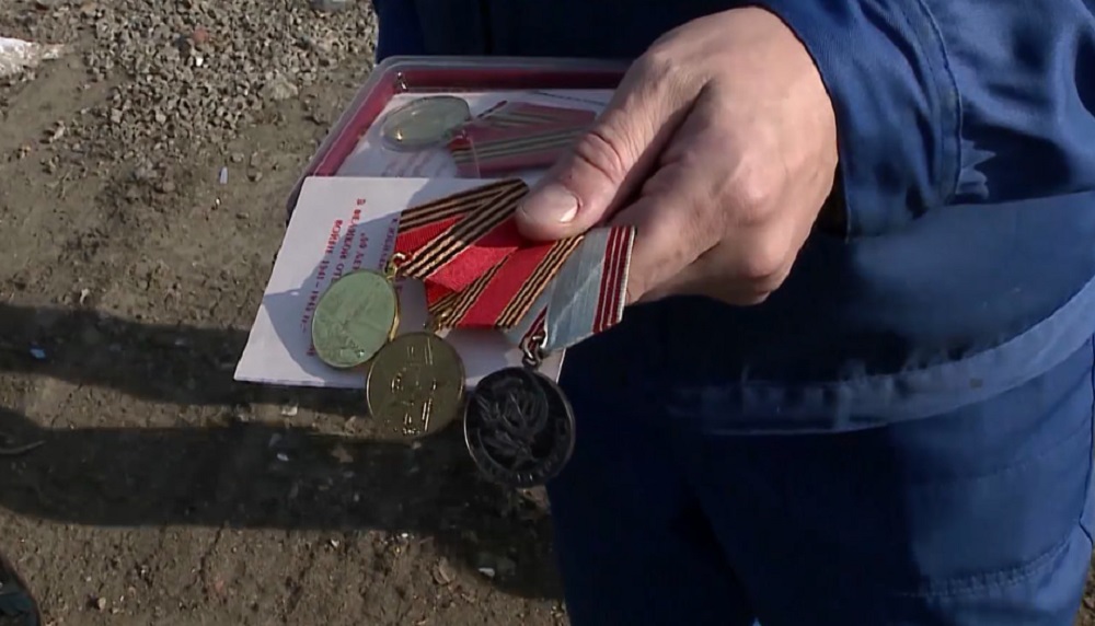 Медали, найденные в Омске на свалке, вернут хозяевам