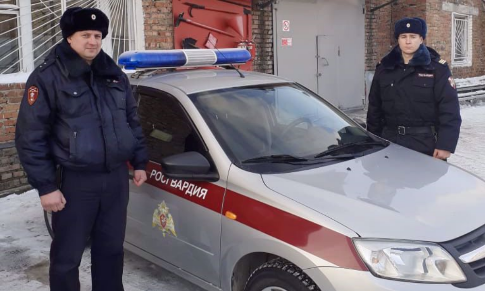 На Левом берегу Омска росгвардейцы спасли мужчину с обморожением 