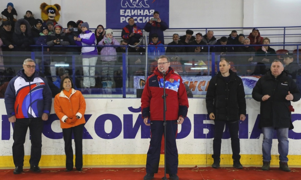 Глава региона Александр Бурков приехал поболеть за «Омских орлят»