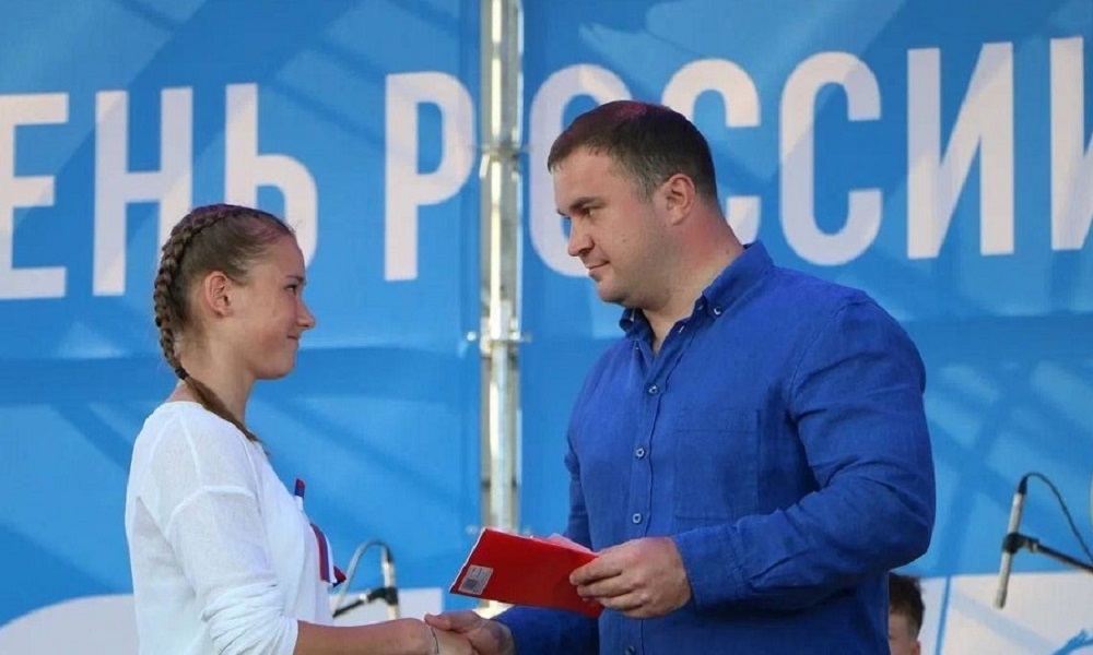 В День России Виталий Хоценко провёл торжественную церемонию вручения паспортов