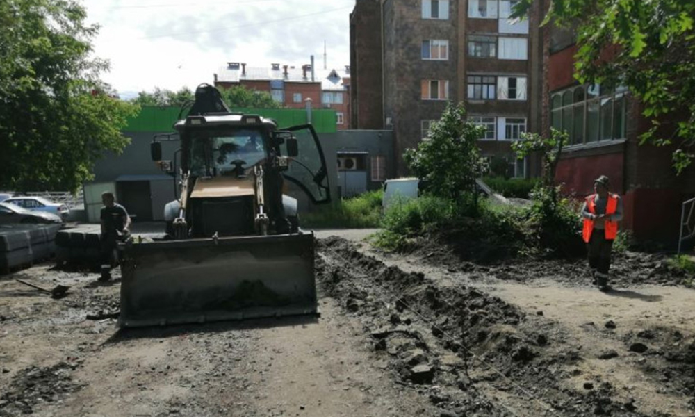 В Омске во дворе дома на 4-й Поселковой начали ремонтировать асфальтовое покрытие