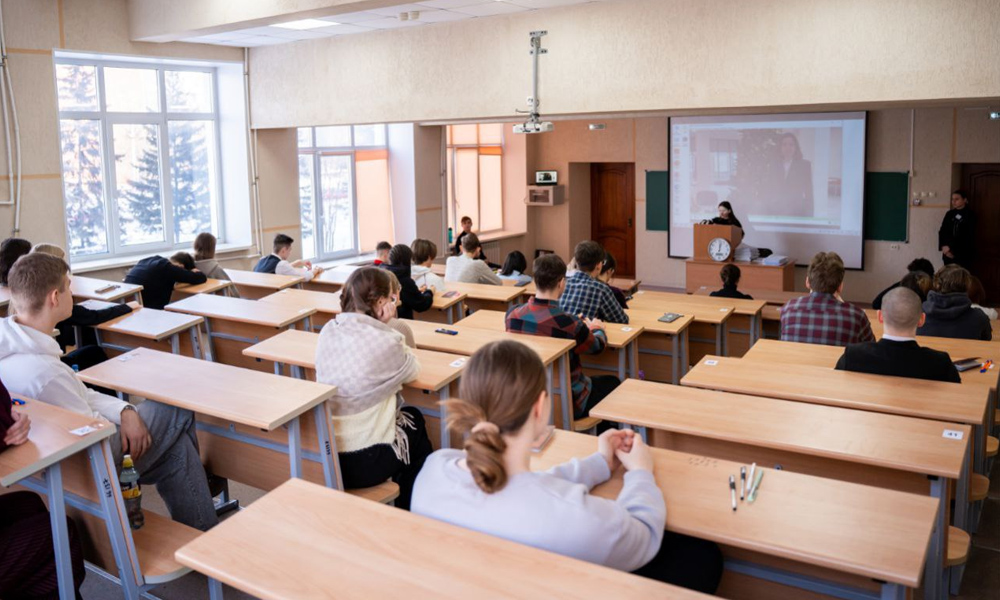 Около 300 омских школьников участвуют в олимпиаде по истории