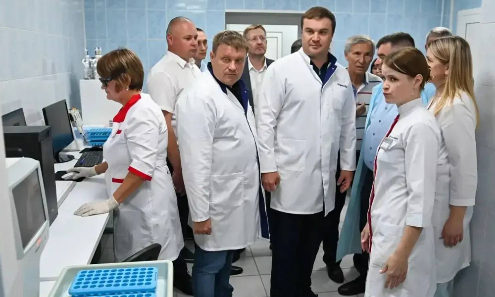 Виталий Хоценко посетил новую диагностическую лабораторию в Знаменской ЦРБ