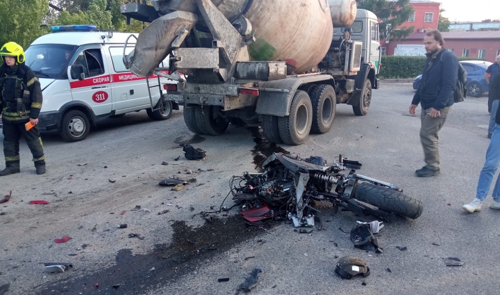 В Омске на проспекте Мира 36-летний мотоциклист погиб после столкновения с бетономешалкой