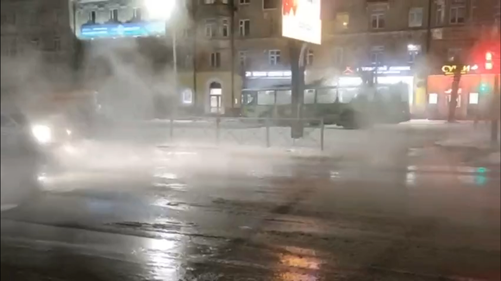 В Омске на перекрёстке у «Кристалла» прорвало трубу, дорогу залило кипятком 