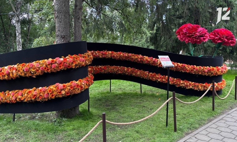 Цветочное знамя Победы и 6-метровый Вечный огонь: в Омске состоялось праздничное открытие «Флоры»