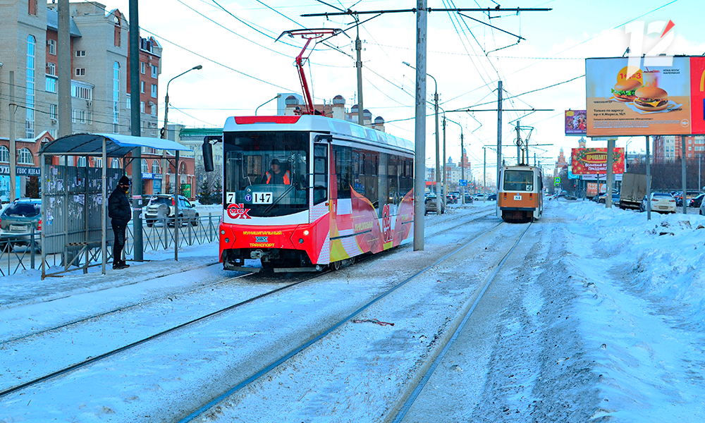 В Омске избавляются от незаконных рекламных объявлений на опорах контактной сети