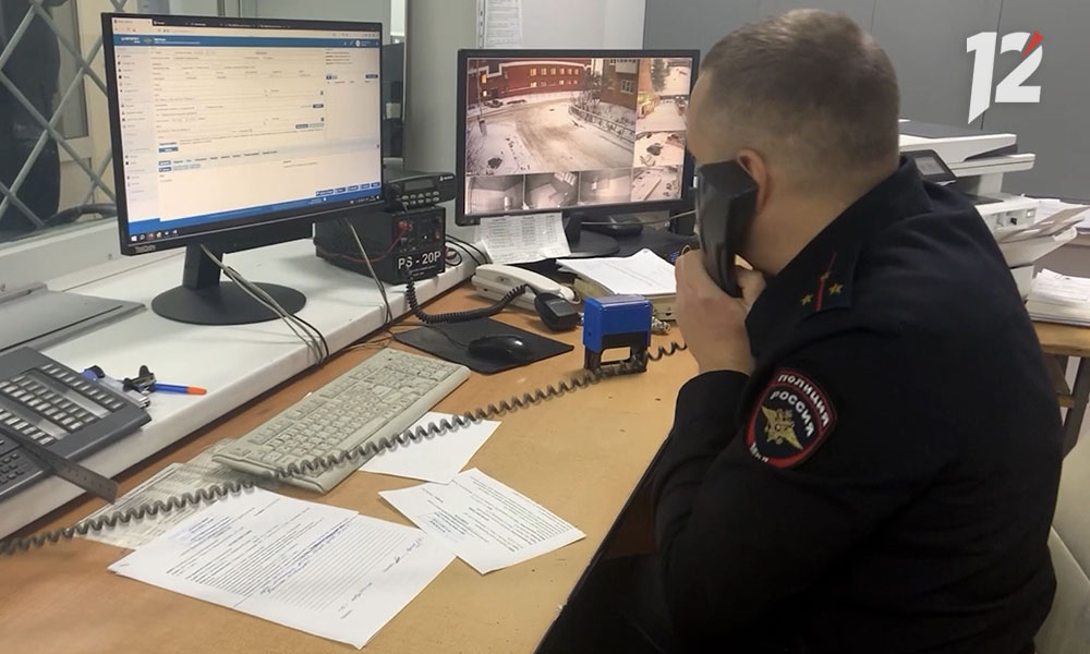 Омская полиция ищет человека, который потерял ценную вещь на хоккейном матче