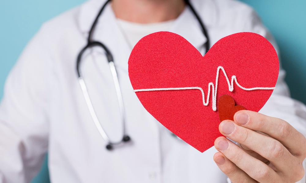 Подарили вторую жизнь: омские кардиологи установили пациенту новейший девайс, который не дал его сердцу остановиться