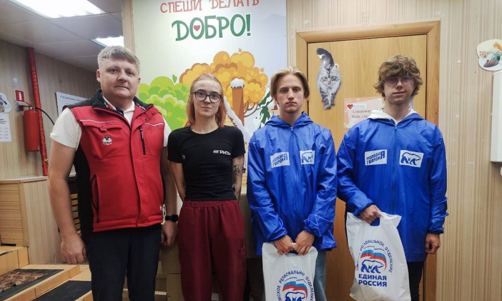 Омский депутат передал корм в приют для собак