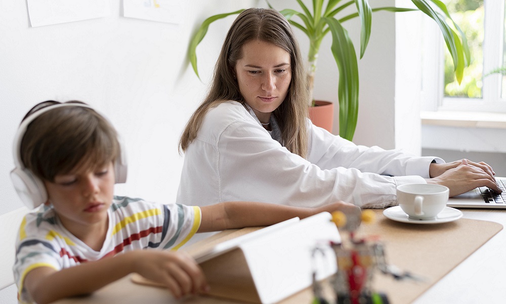 В Омске необходимость помогать детям с уроками больше раздражает матерей