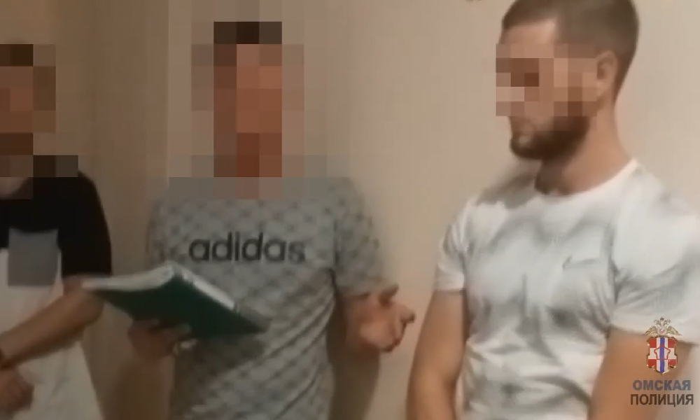 Свёртки лежали во всех комнатах: в Омске задержали оптового наркокурьера