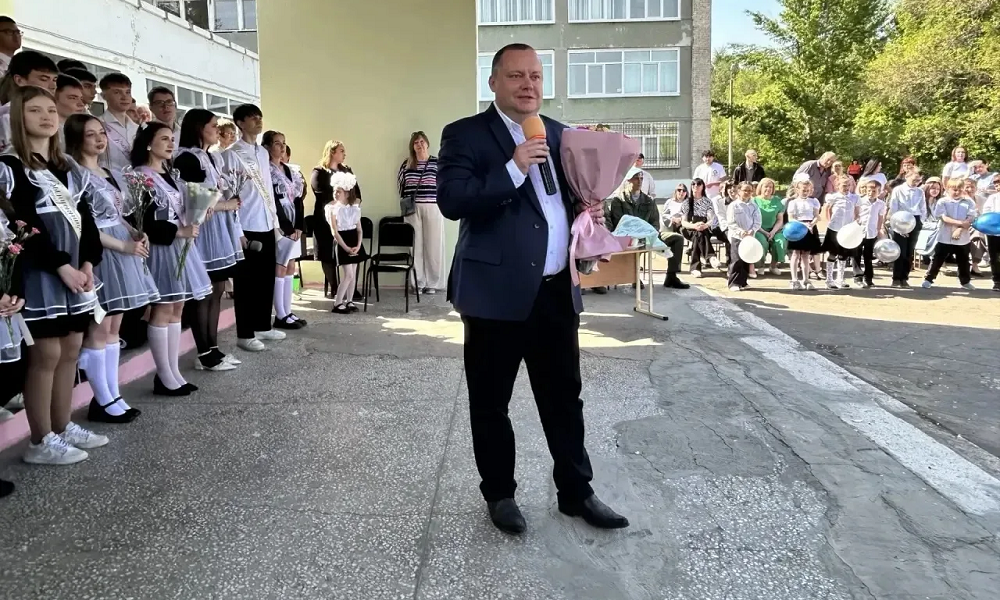 Депутат Заксобрания Вячеслав Васильев побывал на торжественной линейке в школе № 36