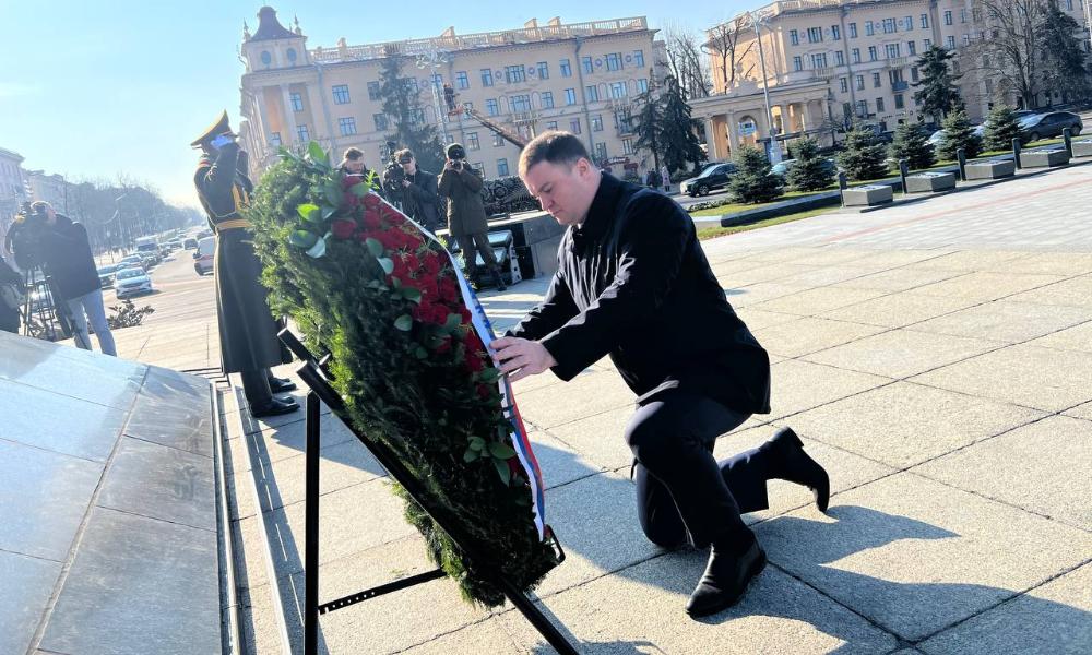Омская делегация возложила траурные венки к Вечному огню в Минске в память о погибших в «Крокус Сити Холле»