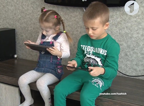Педиатры не советуют детям проводить за гаджетами больше трёх часов в день