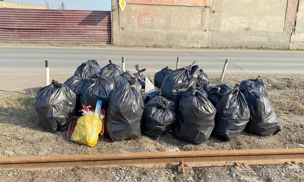 На уборку Омска от пакетов с собранным во время субботников мусором вывели всю имеющуюся технику 