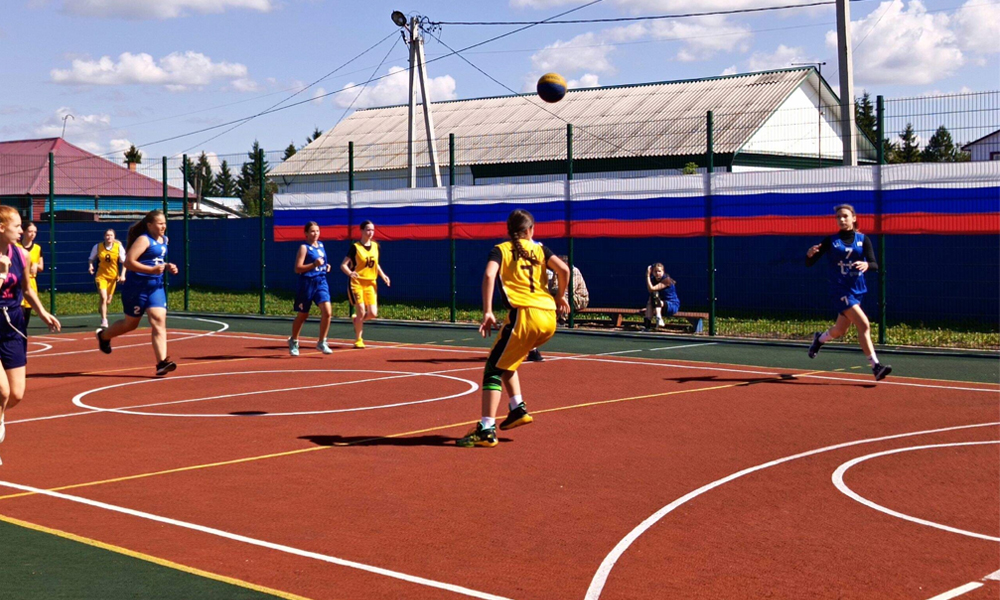 В Большереченском районе ввели в эксплуатацию современную спортплощадку