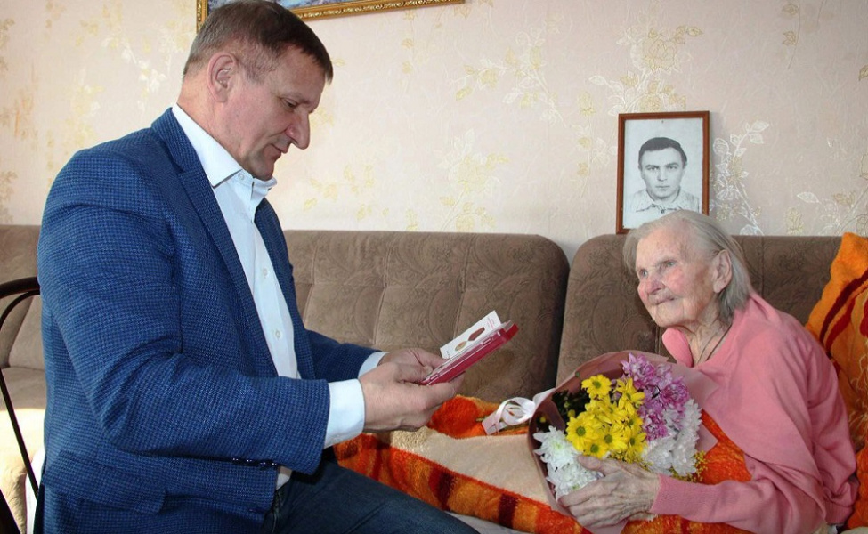 В Кормиловском районе ветеранам Великой Отечественной войны вручают юбилейные медали