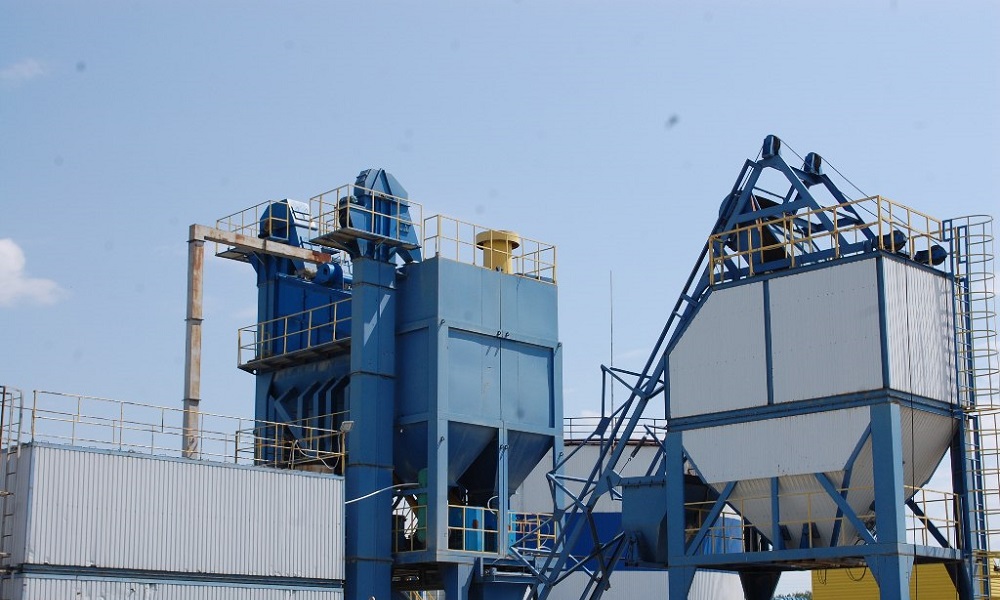 Омское предприятие выпускает более 1000 тонн асфальтобетонной смеси в сутки благодаря нацпроекту