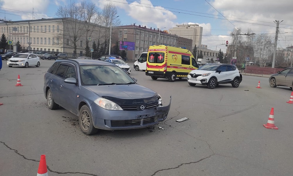 В Омске после ДТП с двумя иномарками госпитализировали 4-летнего малыша