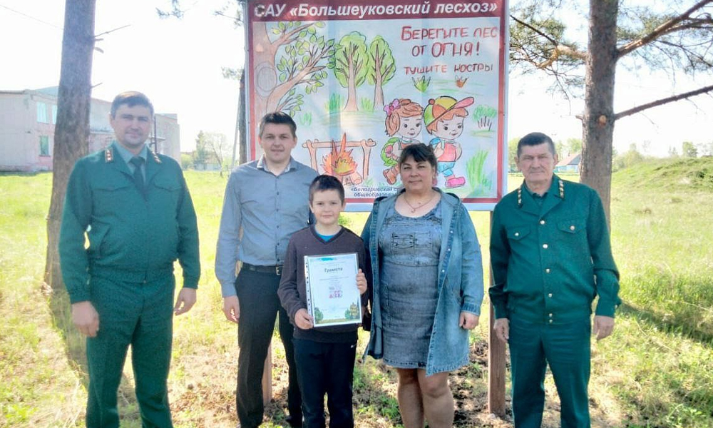 В омских лесах разместили детские плакаты о пожарной безопасности