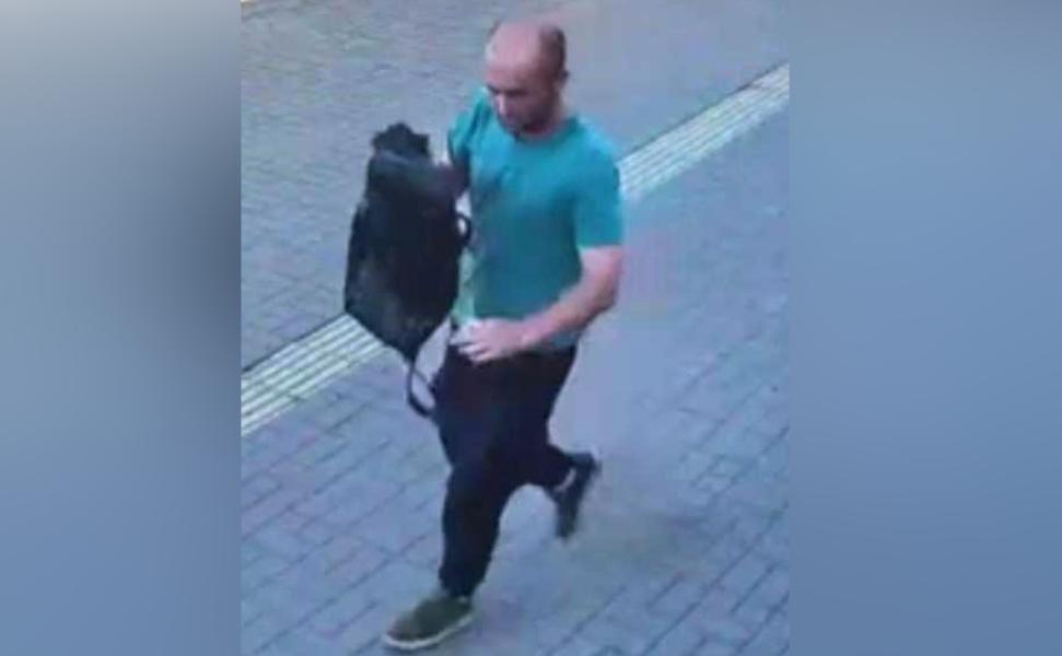 В Омске полицейские разыскивают мужчину, который украл золотую цепочку