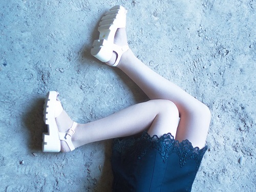 В Омске на улице нашли девушку без сознания