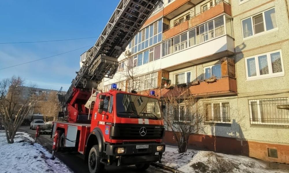 В Омске спасли закрывшуюся на балконе 95-летнюю пенсионерку