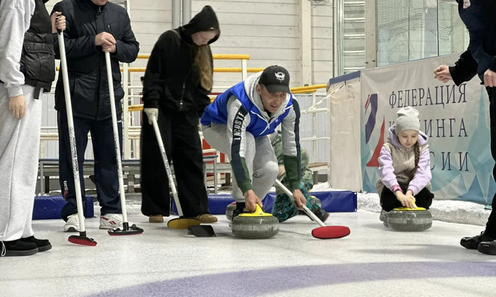Член Общественного совета проекта «ПРОдвижение ГЕРОЕВ» Александр Сальников открыл семейный турнир по кёрлингу для участников СВО
