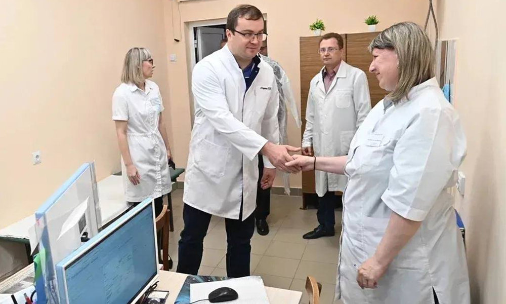Виталий Хоценко посетил отремонтированную поликлинику в Павлоградском районе