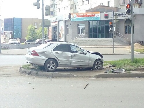 В Омске за полчаса произошло две аварии, трёх человек госпитализировали