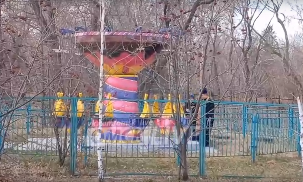 В Омске в парке им. 30 лет ВЛКСМ священник провёл обряд освящения детских аттракционов 