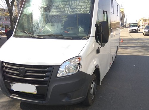 В Омске маршрутка сбила женщину в районе остановки "Сибзавод"