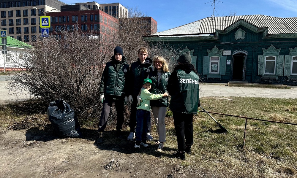 В Омске провели субботник на улице Тарской