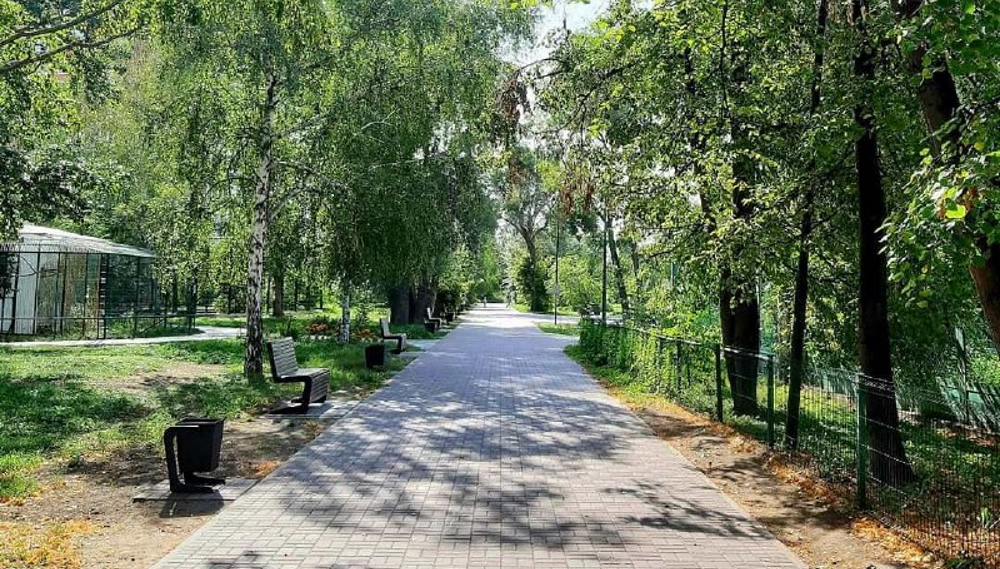В омском саду юннатов появились новая детская площадка и ограждение