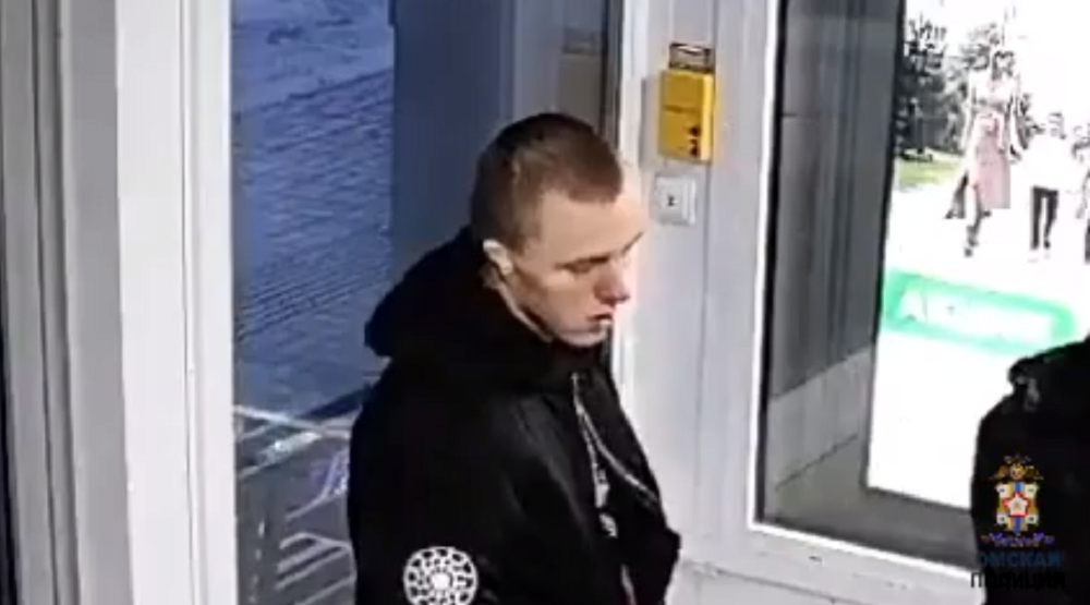 Омская полиция ищет двоих молодых людей, которые повредили павильоны тёплых остановок