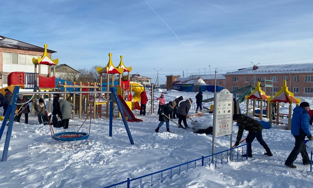 «Единая Россия» организовала уборку снега на детских площадках Называевска