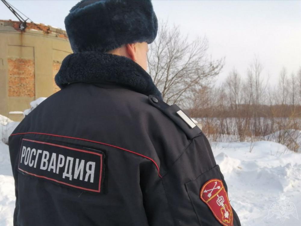 В Омске задержали нервного прохожего с гашишем