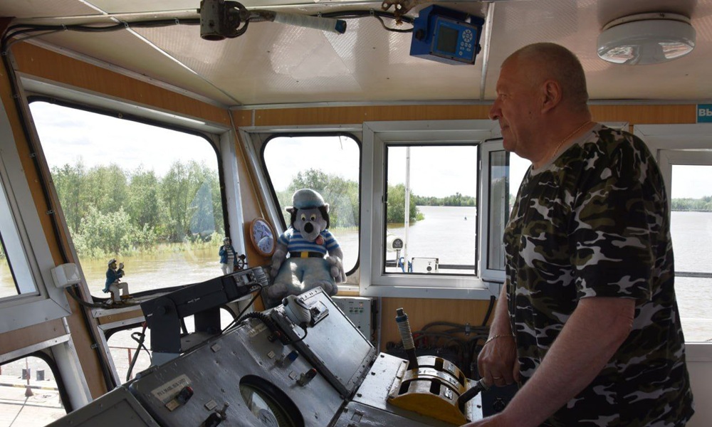 В Знаменском районе работает паромная переправа