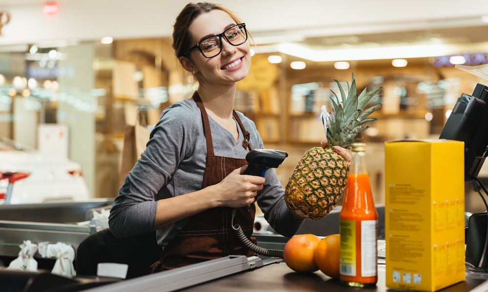 Омские кассиры могут зарабатывать до 53 тысяч рублей