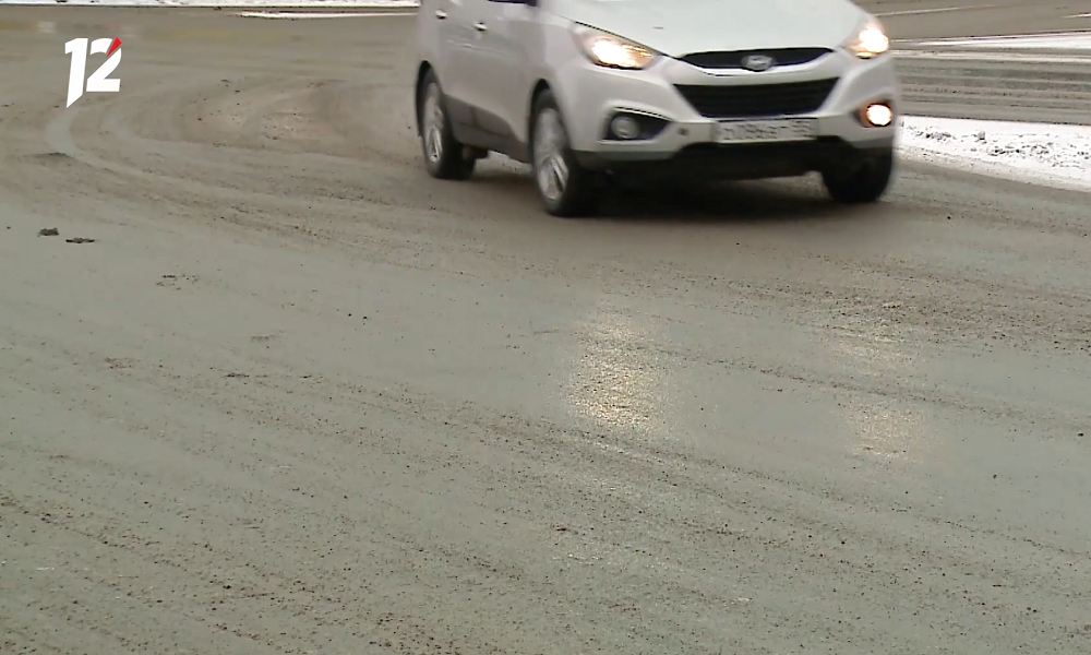 В Омске водитель врезался в кафе на остановке в Ленинском округе