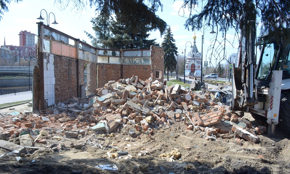В Омске полностью снесли кафе-самострой «Сувлаки» [ФОТО]