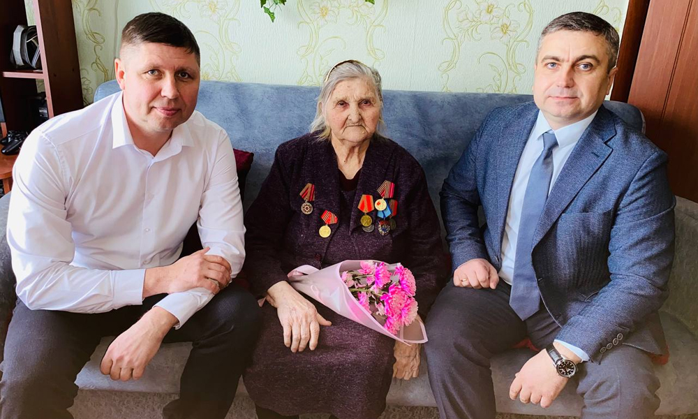 По поручению Виталия Хоценко труженице тыла вручили юбилейную медаль