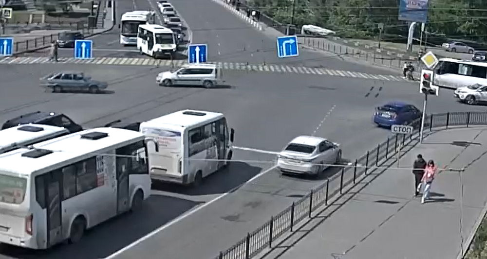 Водитель маршрутки, который сбил троих подростков в центре Омска, полностью признал вину