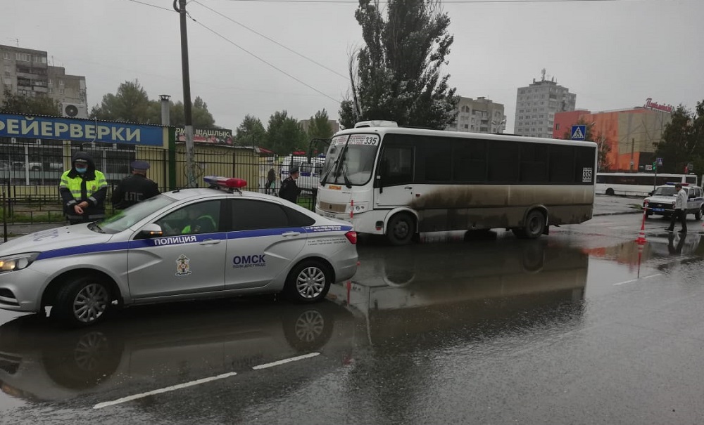 В Омске у Первомайского рынка маршрутка № 335 задавила пешехода
