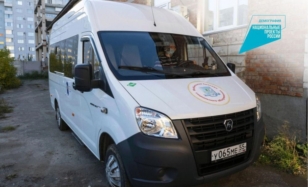 Больше 2 тысяч пожилых омичей доставлены на вакцинацию и диспансеризацию 