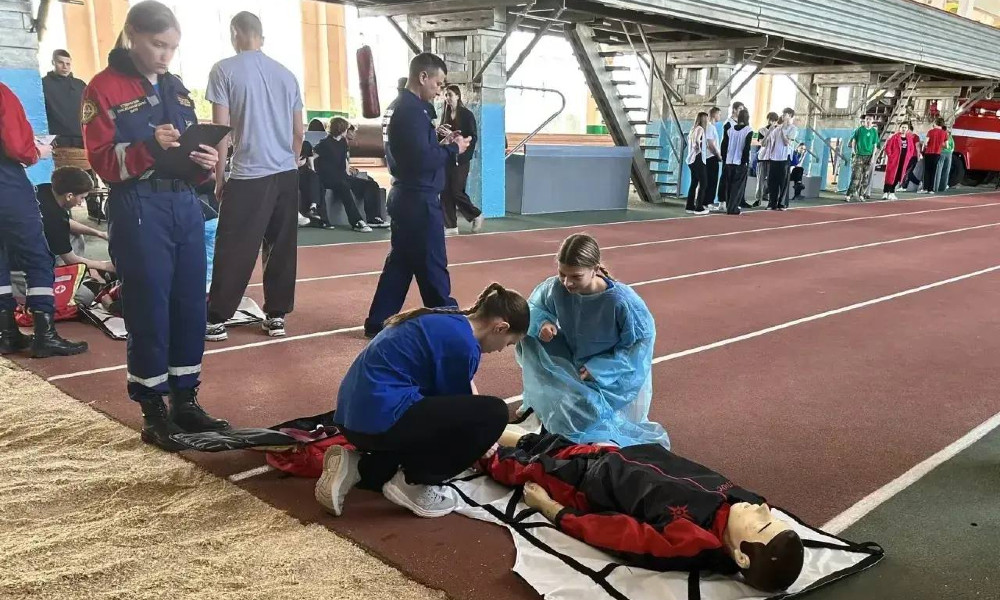 Депутат Заксобрания Вячеслав Васильев наградил омских школьников за участие в эстафете по пожарной безопасности